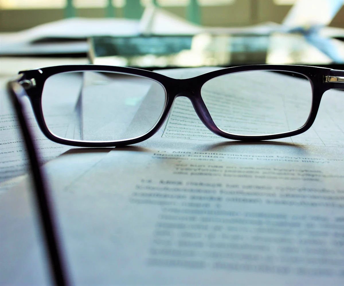 Gafas de lectura apoyadas sobre un documento impreso