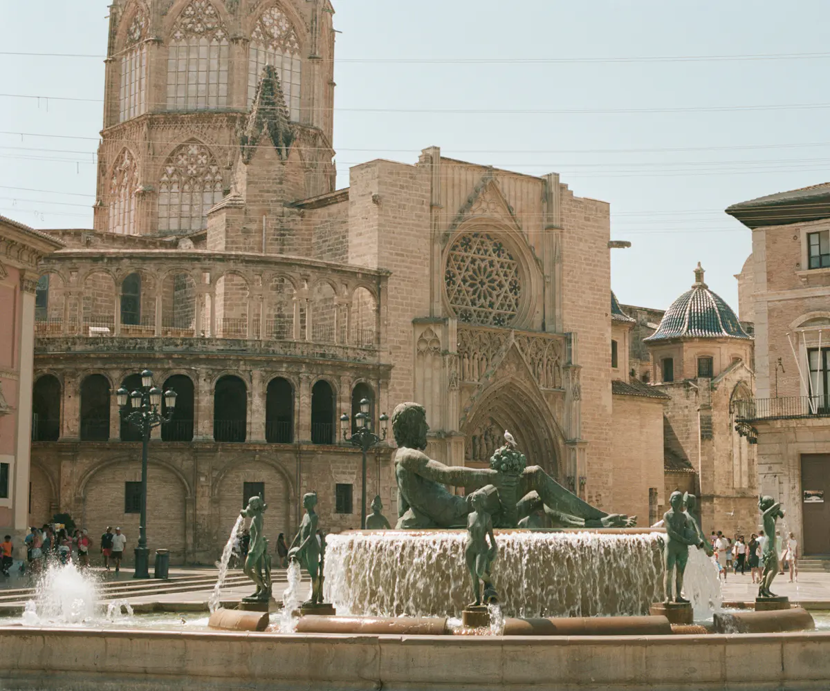 Fuente del Turia y fachada de la Catedral en la plaza de la Virgen, Valencia